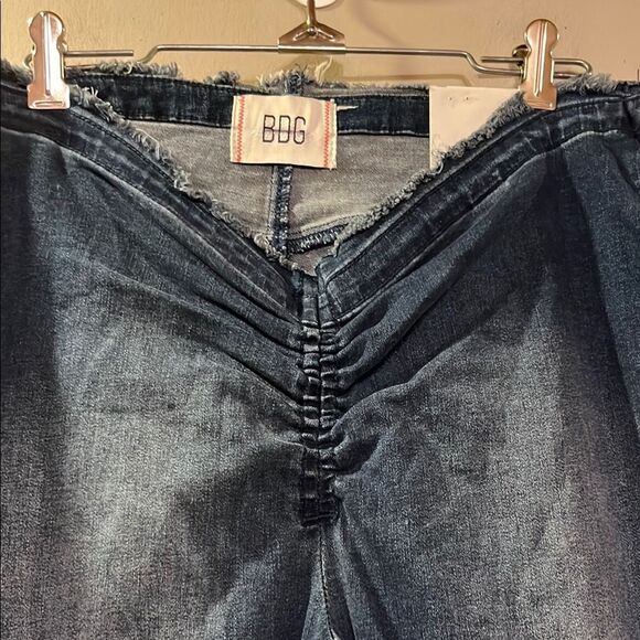 BDG Ruched Dipped V Flare Jeans - Picture 4 of 10